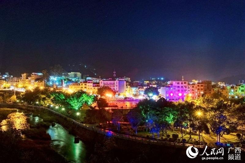 西林民族廣場公園夜景。王光明攝