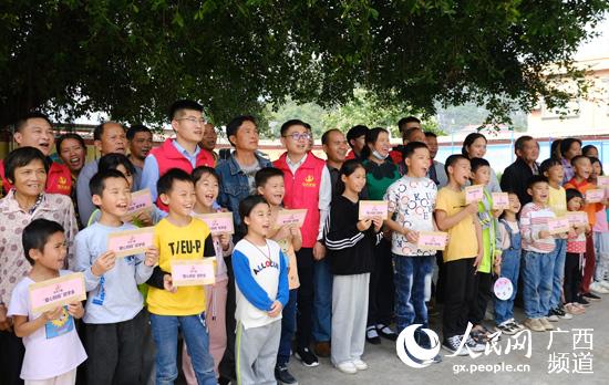 21��ƶ��ѧ��ÿ�˻���1000Ԫ������������֮��