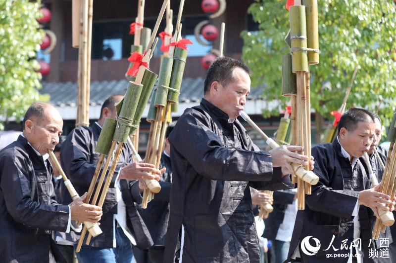在三江侗族自治縣古宜鎮月也侗寨，侗族群眾在賽蘆笙。龔普康攝