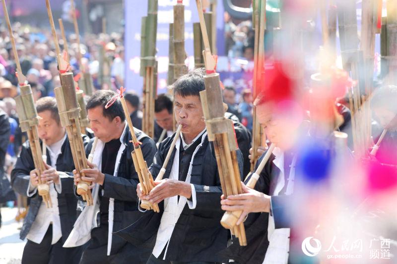 在三江侗族自治縣古宜鎮月也侗寨，侗族群眾在賽蘆笙。龔普康攝