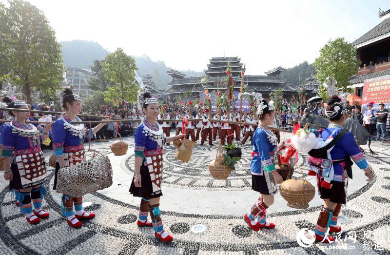 在三江侗族自治縣古宜鎮月也侗寨，侗族群眾在展示侗族農耕文化。龔普康攝