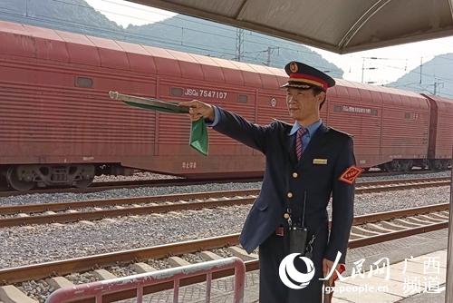 ͼΪ��ɽվ����ֵ��Ա�ϸ�ִ�нӷ��г���ҵ��׼��������