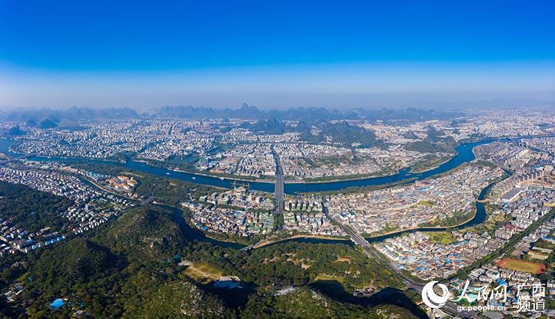 俯瞰广西桂林市碧水蓝天山水如画美景.何华文摄