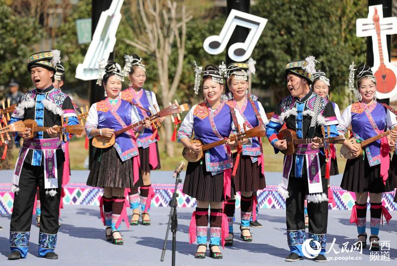 在三江侗族自治縣八江鎮布央村，侗族群眾在參加侗族琵琶歌表演賽。龔普康攝