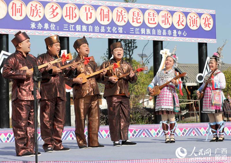 在三江侗族自治縣八江鎮布央村，侗族群眾在參加侗族琵琶歌表演賽。龔普康攝