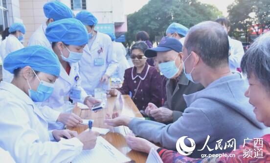 醫護志願者為市民測量血糖。盧明輝攝