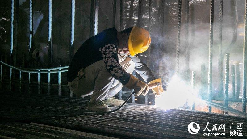 圖為工人在隧道內作業。趙文朝攝