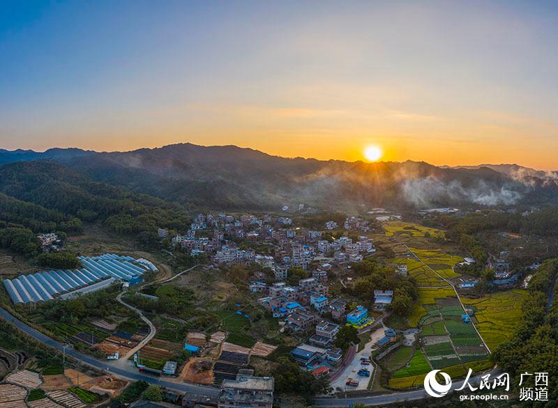 广西梧州:冬日暖阳乡村景色美如画