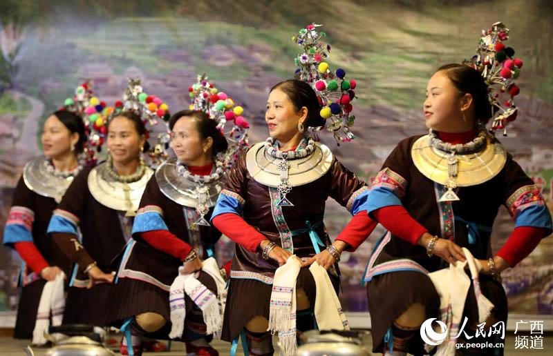 在三江侗族自治縣林溪鎮冠洞村冠大屯，侗族群眾在表演民族歌舞。龔普康攝