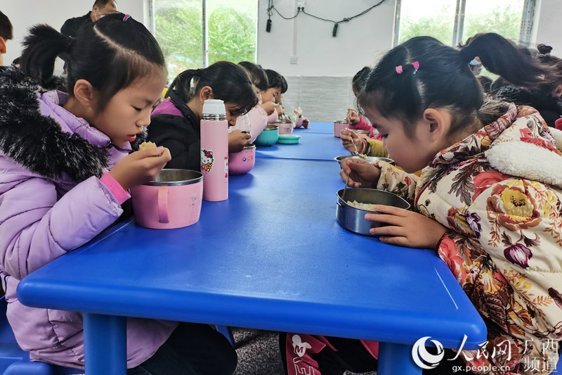 學生們正在吃午餐。梁秋萍攝