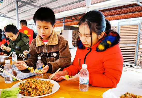 孩子们体验包饺子。灌阳县融媒体中心供图