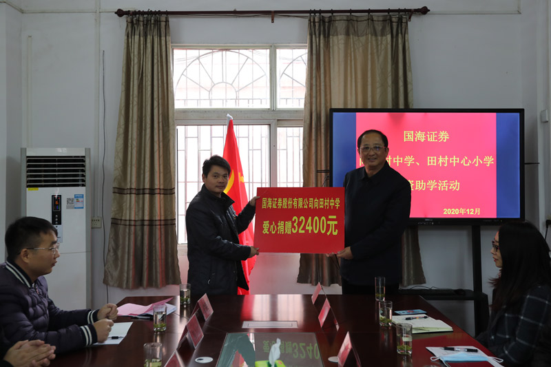 愛心捐贈。陶劼攝