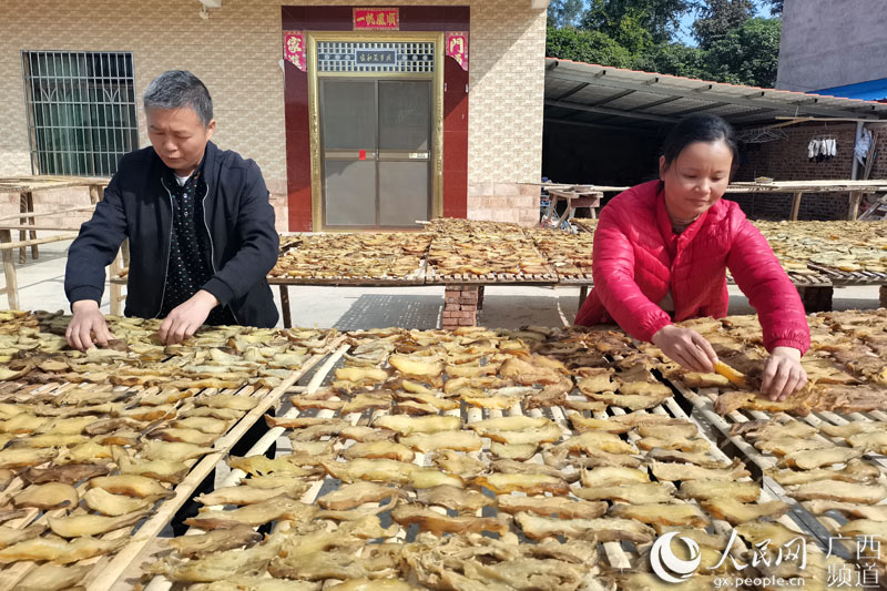當地村民將紅薯干進行翻晒。鹿寨縣融媒體中心供圖