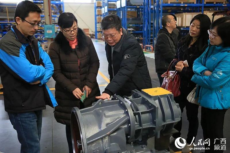 評審專家實地考察新區代表企業。黃翩翩攝