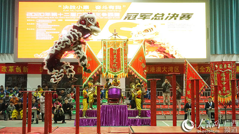 廣西“王中王”南獅高樁爭霸賽比賽現場。於思琪攝