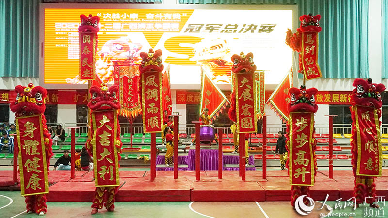 比賽結束后龍獅團為現場觀眾送祝福。於思琪攝
