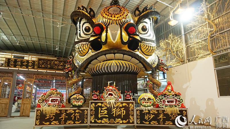 藤縣中等專業學校內龍獅扎作藝術館陳放的“巨獅”展品，由學生和扎作師傅共同完成。於思琪攝