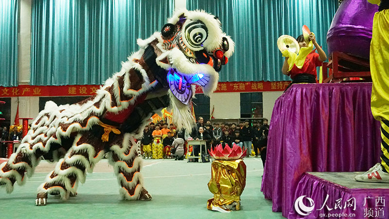 選手們將獅子的神態、動作模仿得惟妙惟肖。於思琪攝