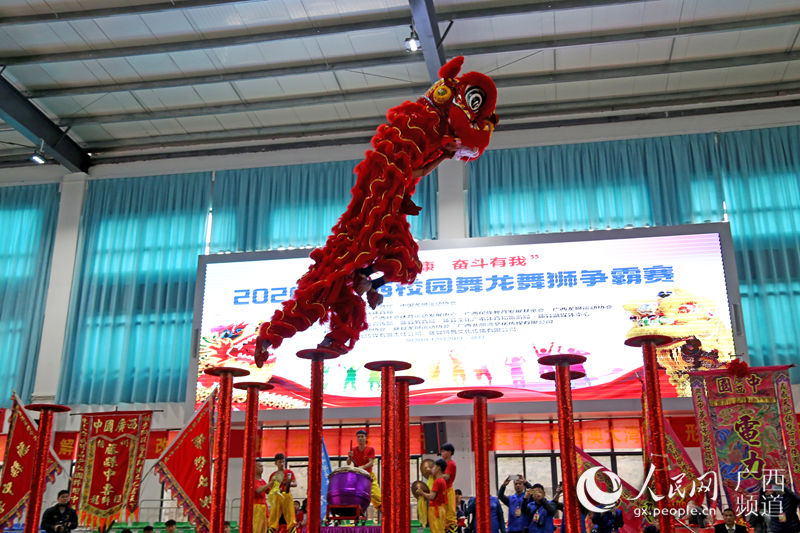 ͼΪУ԰��������ѧ���׮��ʨ�������ž�����