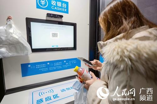 旅客正在掃碼購物。何毅攝