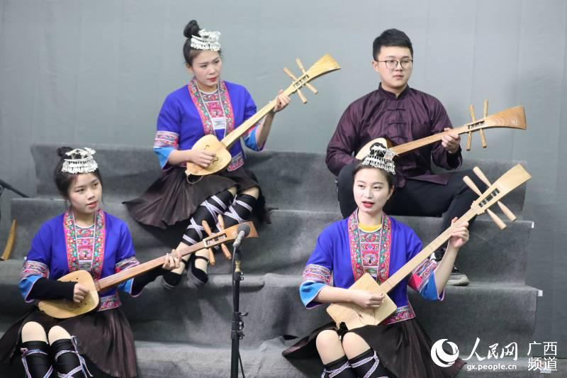 幾名學員在線上培訓班學習彈唱侗族琵琶歌。龔普康攝