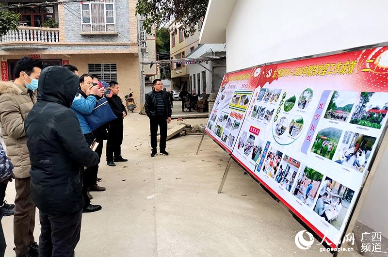 龍門鎮​組織村兩委干部、脫貧戶等參觀成果展。浦北縣脫貧攻堅信息宣傳辦供圖