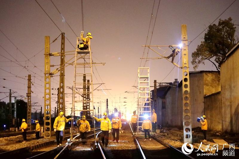 工作人員正在檢修柳州站南頭線岔鐵路供電設備。廖梓鋒攝