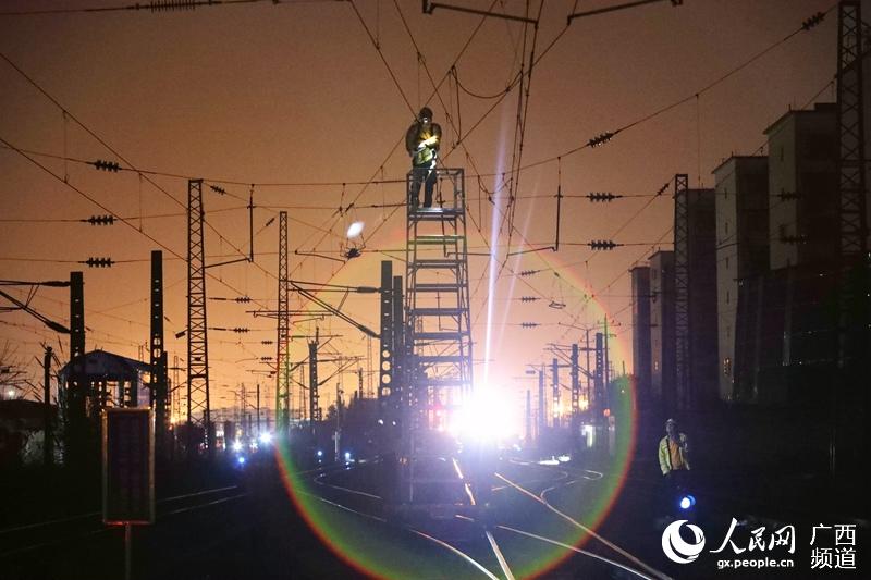 工作人員正在檢修柳州站南頭線岔鐵路供電設備。廖梓鋒攝