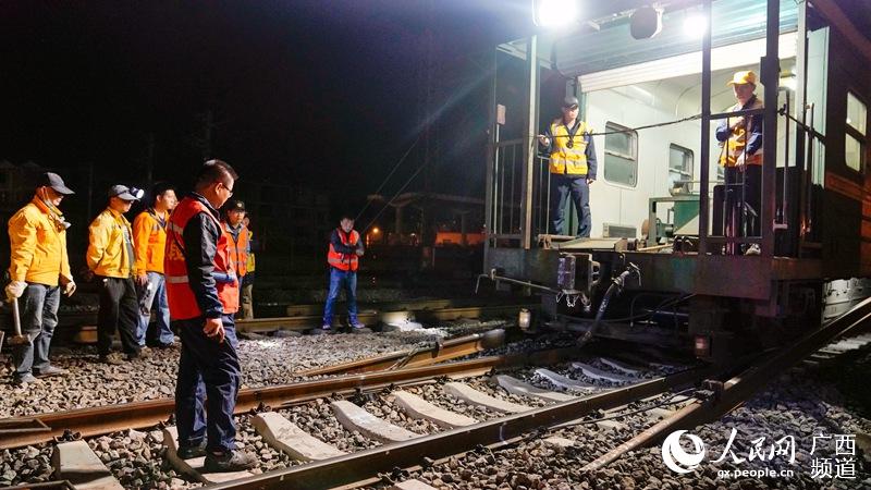 施工人員利用卸軌列車將500米長度的鋼軌卸下現場。馬從焜攝