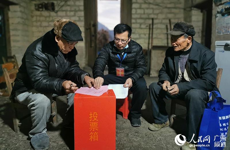 工作人員來到群眾家裡填選票。高田鎮政府供圖