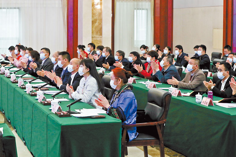广西壮族自治区政协十二届四次会议掠影。