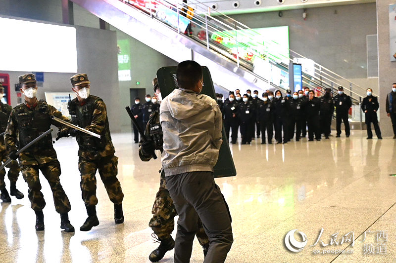 圖為犯罪嫌疑人與武警、民警抵抗。黃戀攝