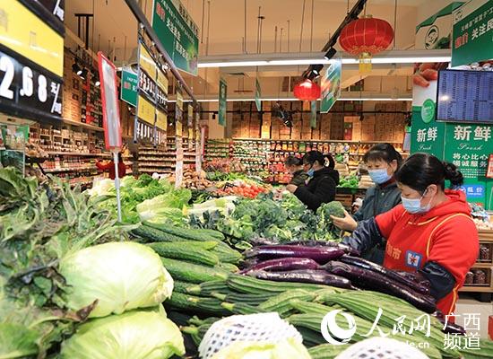 市民在商場購買蔬菜。田世遠攝