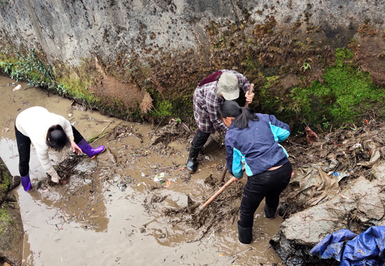 仁獅村清理河渠垃圾。史春來攝