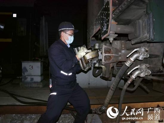 圖為檢車員在拆卸車鉤進行保養。胡峰攝