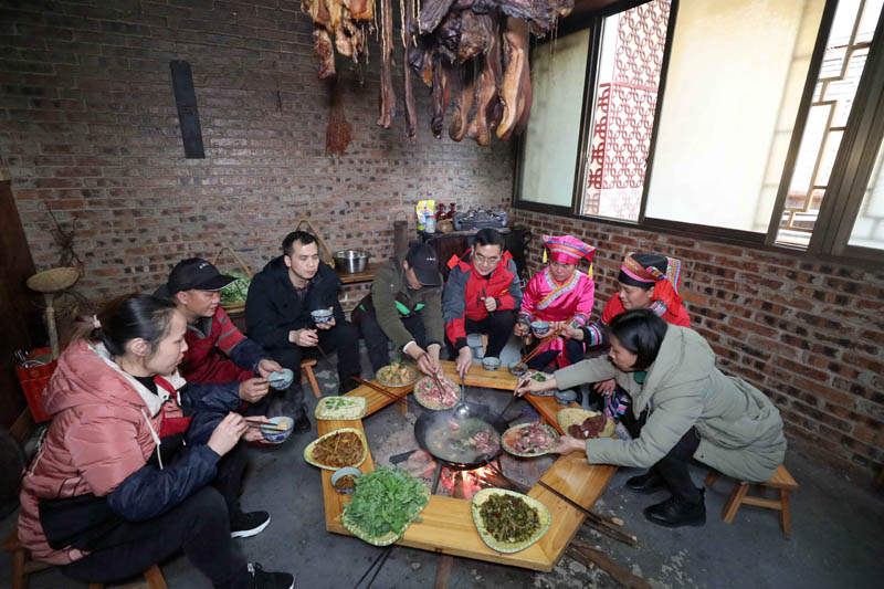 在三江侗族自治縣高基瑤族鄉桐葉村，村民們在圍爐吃火鍋。龔普康攝