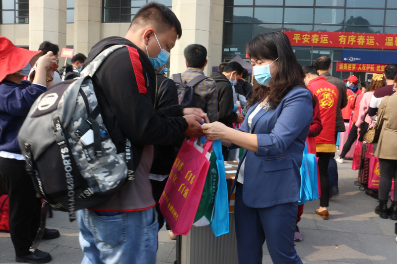 平果市副市長覃春燕為為務工人員派發物資。羅玉婷攝