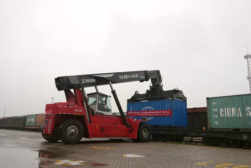 欽州港東站港口作業區正在進行集裝箱裝車作業。封榮權攝