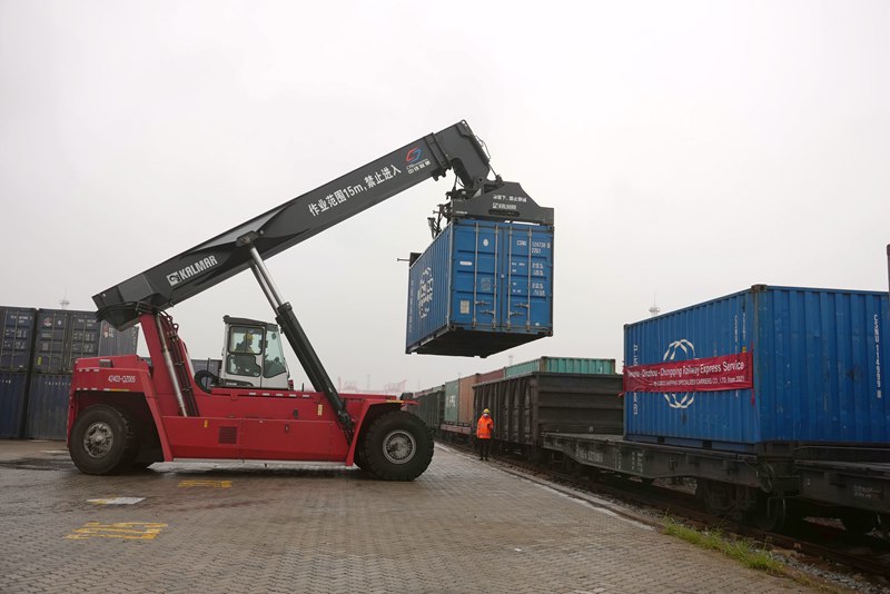 欽州港東站港口作業區正在進行集裝箱裝車作業。封榮權攝