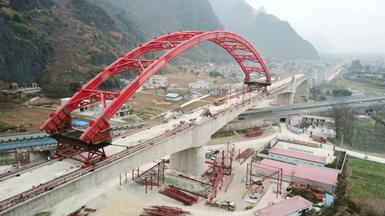 澄江雙線特大橋180米連續梁鋼管拱施工作業現場。瞿吉聖攝
