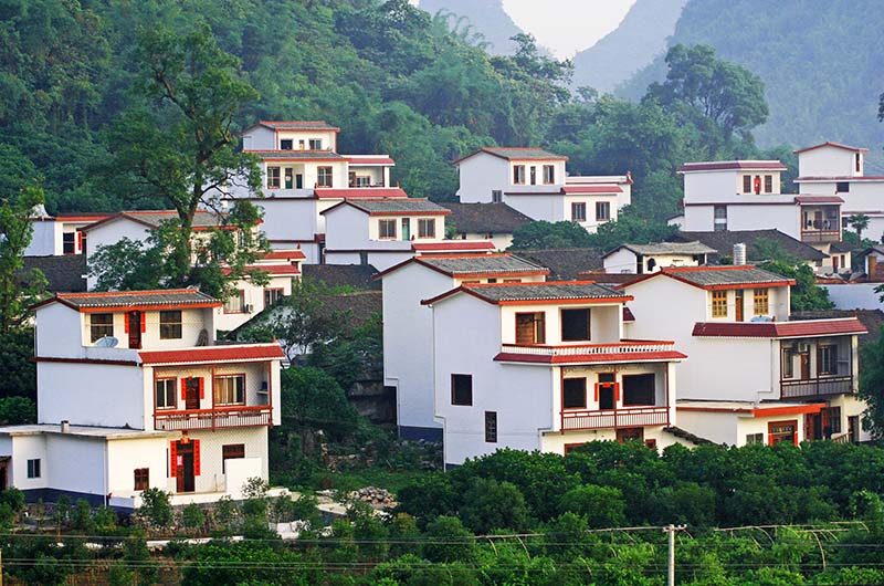 風貌改造后的陽朔縣金寶鄉農村一景。陽朔縣鄉村風貌辦供圖