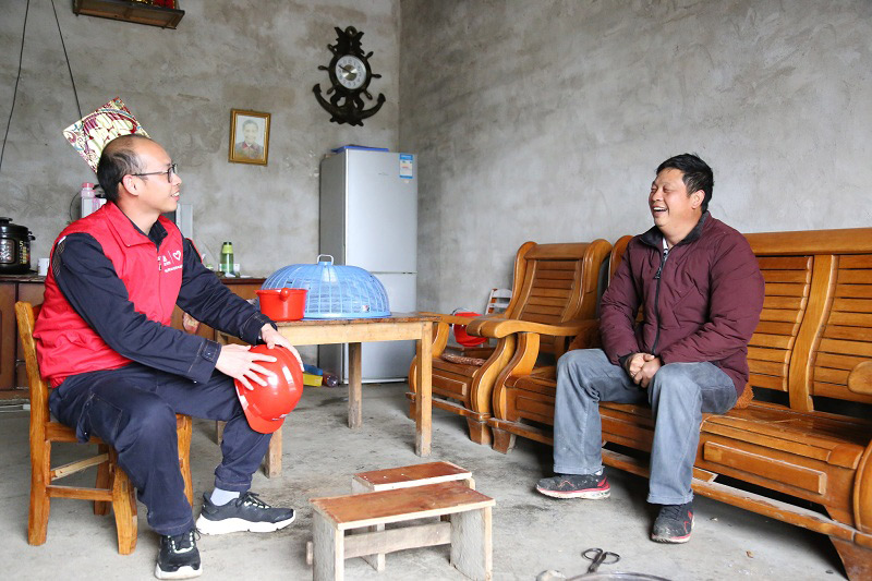 面對面交流，認真傾聽用電客戶意見。陸軍霖攝