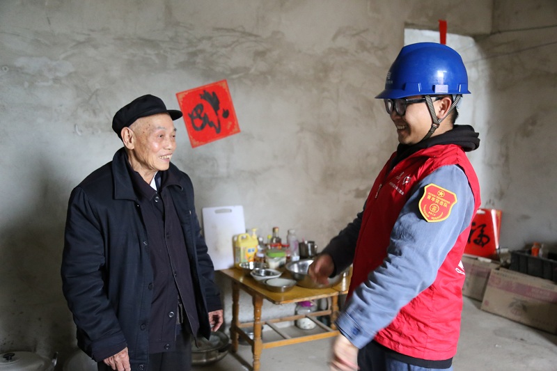 志願者為老人講解安全用電知識及注意事項。陸軍霖 攝