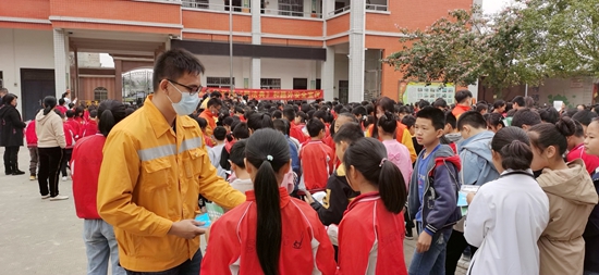 宣傳小分隊深入沿線學校發放宣傳傳單。譚育俊攝