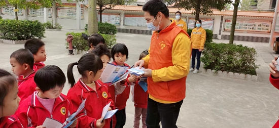 志願者深入鐵路沿線中小學校，向中小學生宣講愛路護路安全知識。譚育俊攝