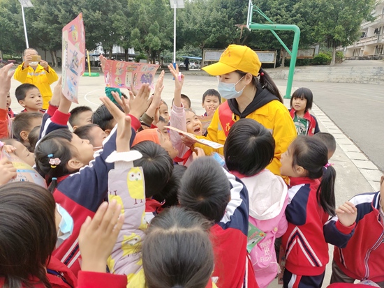 志願者深入鐵路沿線中小學校，向中小學生宣講愛路護路安全知識。譚育俊攝