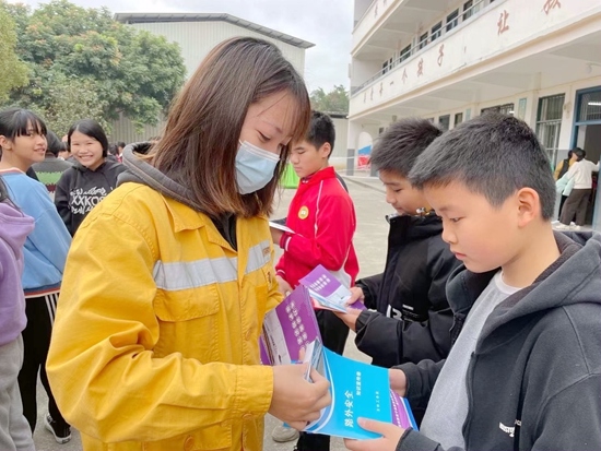 志願者深入鐵路沿線中小學校，向中小學生宣講愛路護路安全知識。譚育俊攝