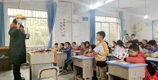 桂林火車站青年志願者與小學生進行現場互動。劉珮琦攝