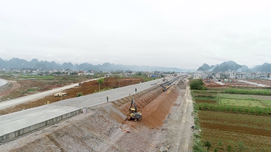 都安車站站場路基附屬施工現場。劉彬攝