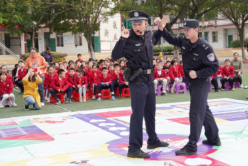民警解說安全知識。黃泰攝